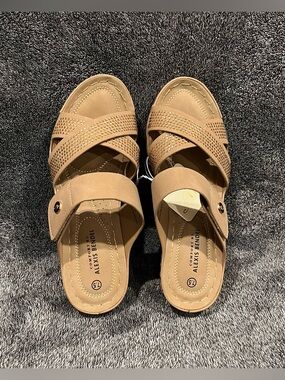 Comfort by Alexis Bendel women’s wedge sandals taupe size 7.5